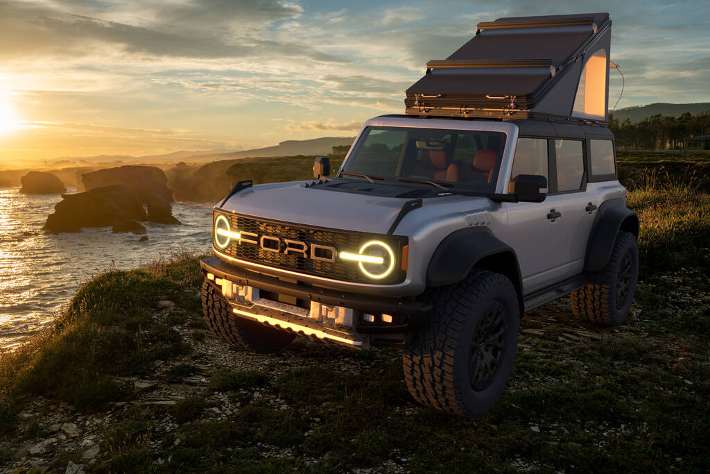  Ford Bronco Raptor en terrain sauvage, équipé de matériel d'expédition et d'une tente sur le toit - Photo, image