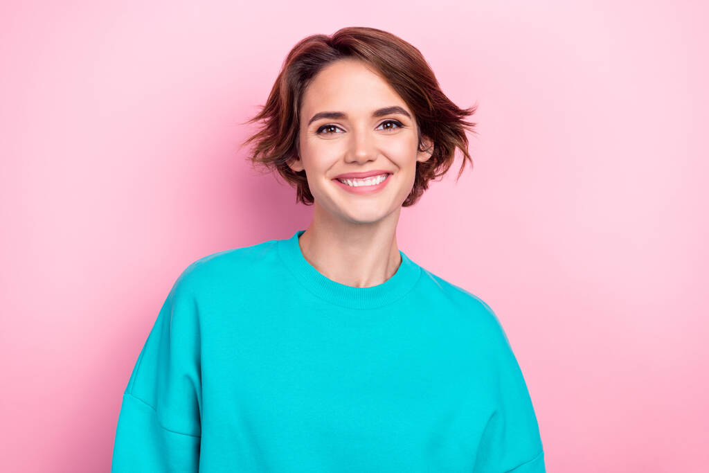Foto van charmante vrolijke meisje witte tanden glimlach dragen turquoise oversize jumper geïsoleerde roze kleur achtergrond. - Foto, afbeelding