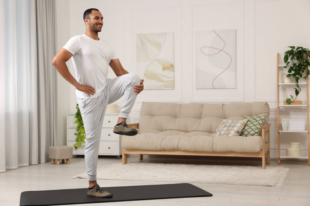 Homem fazendo exercício matinal no tapete de fitness em casa - Foto, Imagem
