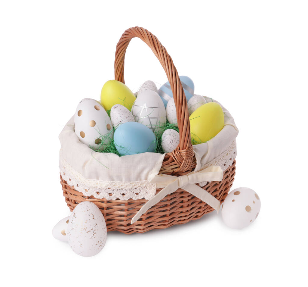 Cesta de vime com ovos de Páscoa lindamente pintados isolados em branco - Foto, Imagem
