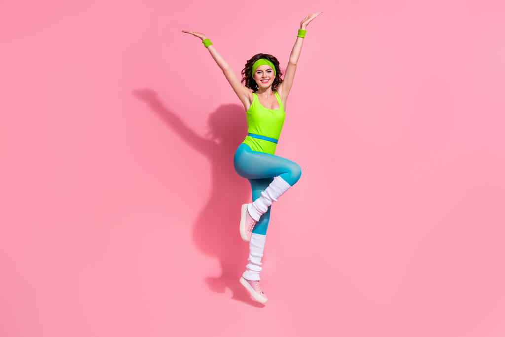 Fotografie pozitivní dáma trenér skákání gymnastika triky on-line blogů cvičení izolované pastelové barvy pozadí. - Fotografie, Obrázek