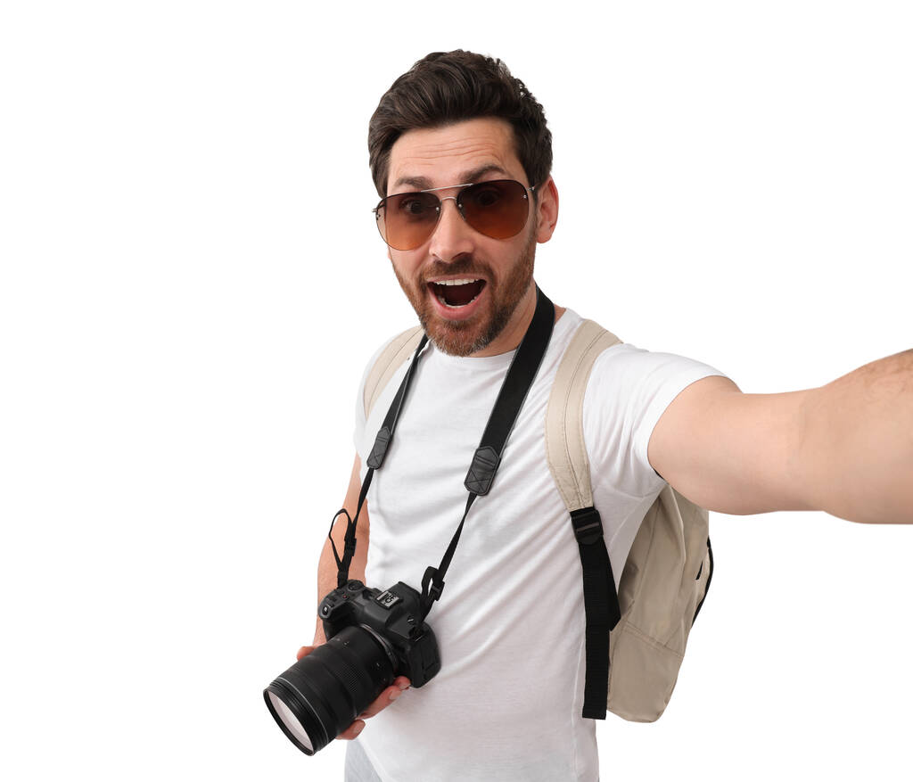 Χαμογελώντας άνθρωπος με κάμερα λήψη selfie σε λευκό φόντο - Φωτογραφία, εικόνα