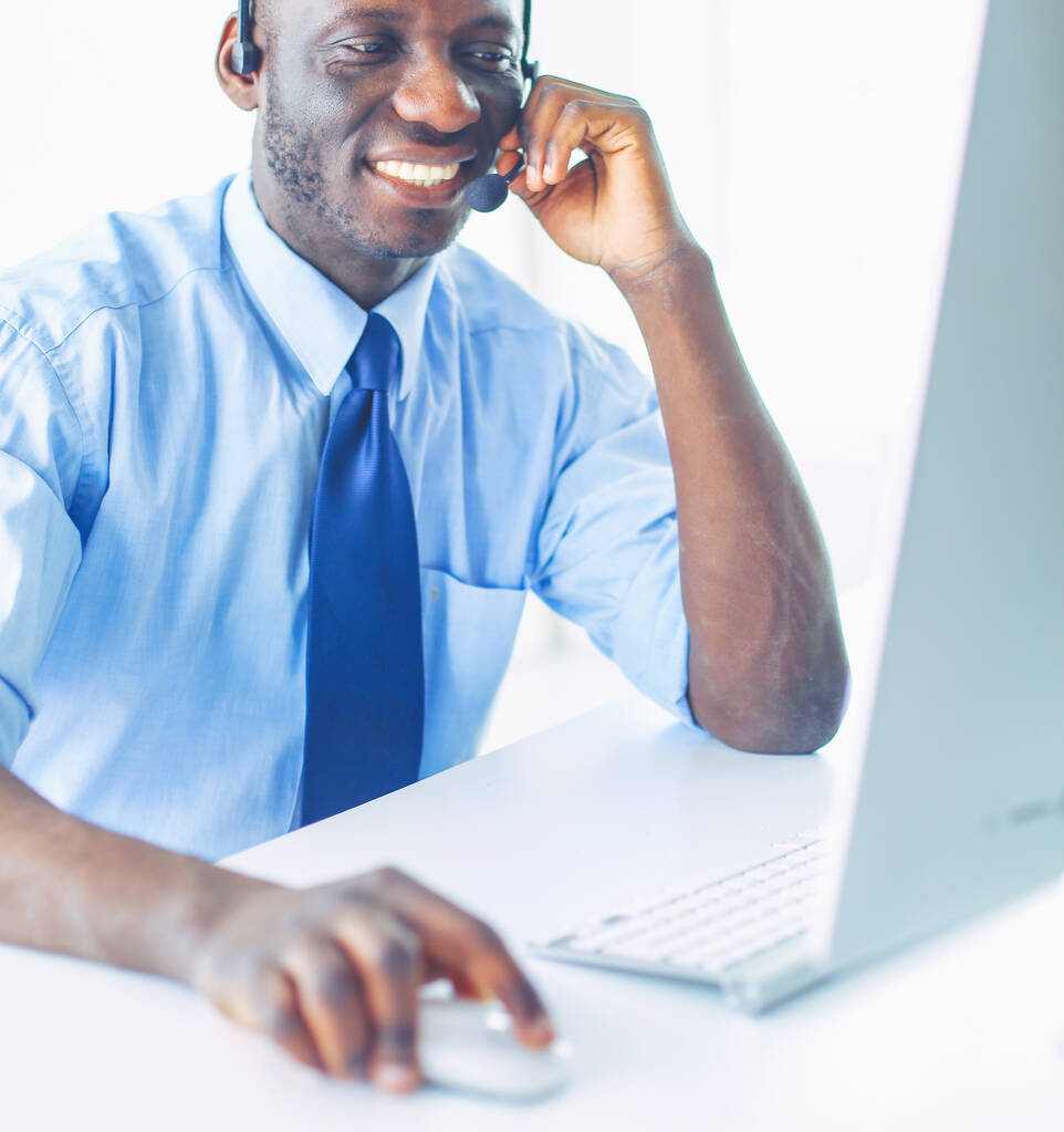 Homme d'affaires afro-américain sur casque de travail sur son ordinateur portable. - Photo, image
