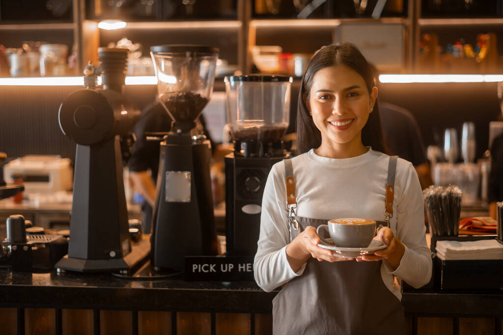 Arte latte en mano barista listo para beber en la cafetería moderna - Foto, Imagen