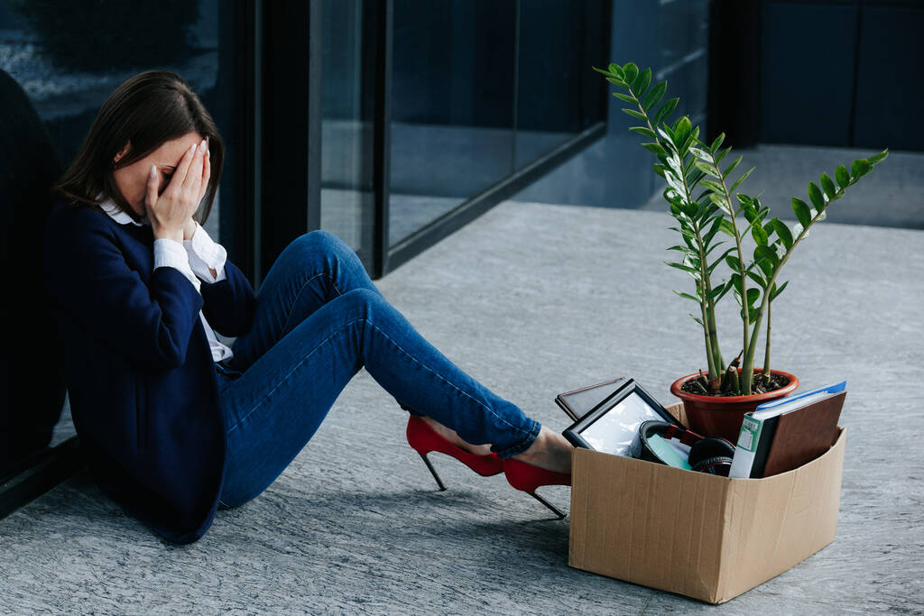 Борьба с безработицей Стресс женщина сидит, пораженный потерей работы. Штамм безработицы среди женщин среднего возраста путешествие стресса и потери работы - Фото, изображение