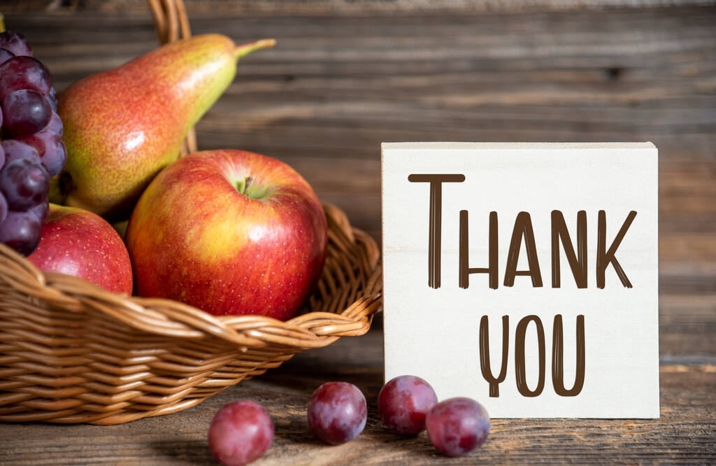 Syksyn koristelu päärynöillä, omenoilla ja rypäleillä, kiitospäivän tausta, syyskausi ja teksti Kiitos - Valokuva, kuva