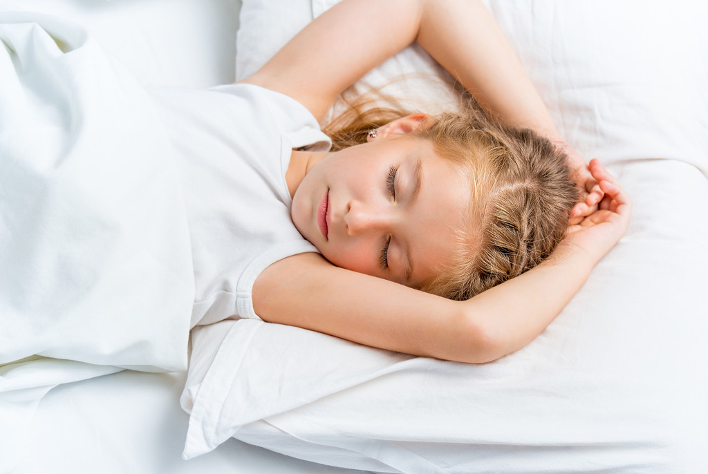 kleines Mädchen schläft im weißen Bett - Foto, Bild