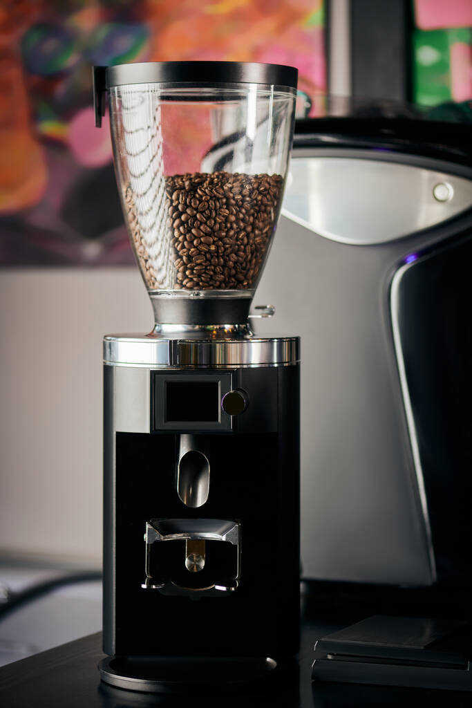 kávovarské vybavení, aromatické, pražené a celé kávové zrno v profesionální elektrické brusce  - Fotografie, Obrázek
