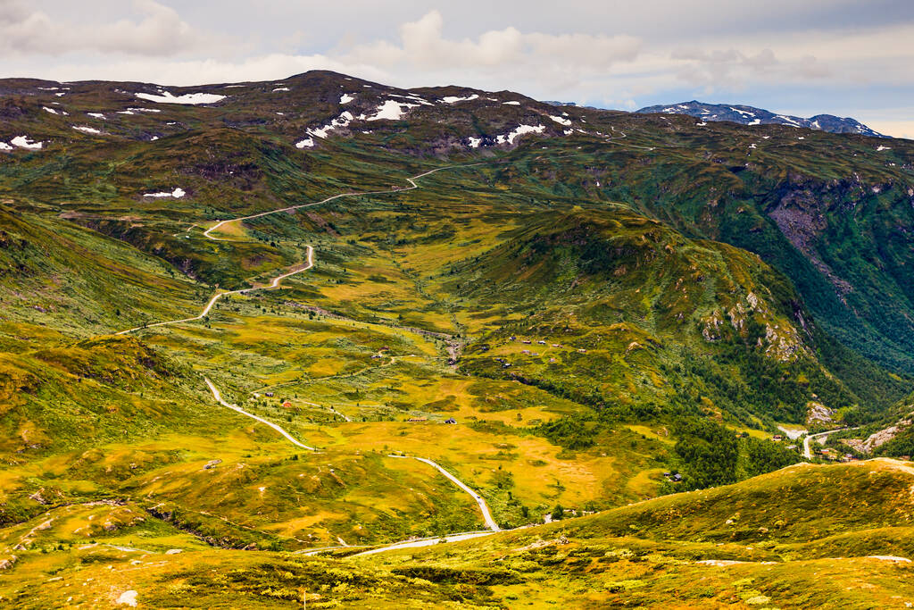 Καλοκαιρινό ορεινό τοπίο στη Νορβηγία, καταπράσινη κοιλάδα με ελικοειδή δρόμο. Εθνική τουριστική γραφική διαδρομή 55 Sognefjellet. - Φωτογραφία, εικόνα