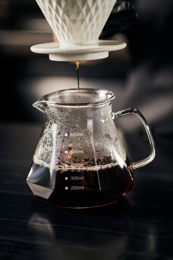 juuri keitetty espresso tippuu lasipannuun keraaminen tiputin, V-60 tyyli vaihtoehtoinen hautua - Valokuva, kuva