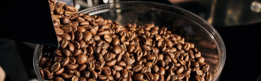 ολόκληροι κόκκοι καφέ, μέτριο ψητό, φρέσκια καφεΐνη, καφετέρια, προετοιμασία espresso, banner - Φωτογραφία, εικόνα