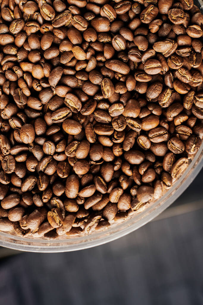 pohled shora na celá kávová zrna, středně pečená, výhled shora, kavárna, příprava espressa - Fotografie, Obrázek