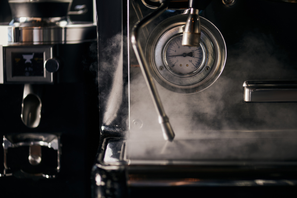kávézó, professzionális kávéfőző és gőzgép hőmérséklet-skálával, barista berendezés  - Fotó, kép
