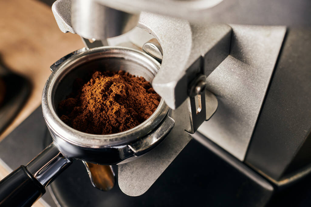 preparazione di caffè, primo piano di chicchi di caffè macinati in portafilter, macchina da caffè, arabica  - Foto, immagini