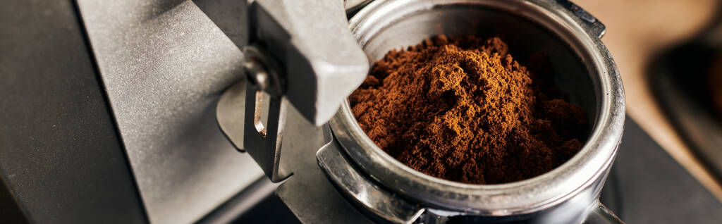 bereiding van espresso, close-up van gemalen koffie in portafilter, koffiezetapparaat, banner - Foto, afbeelding