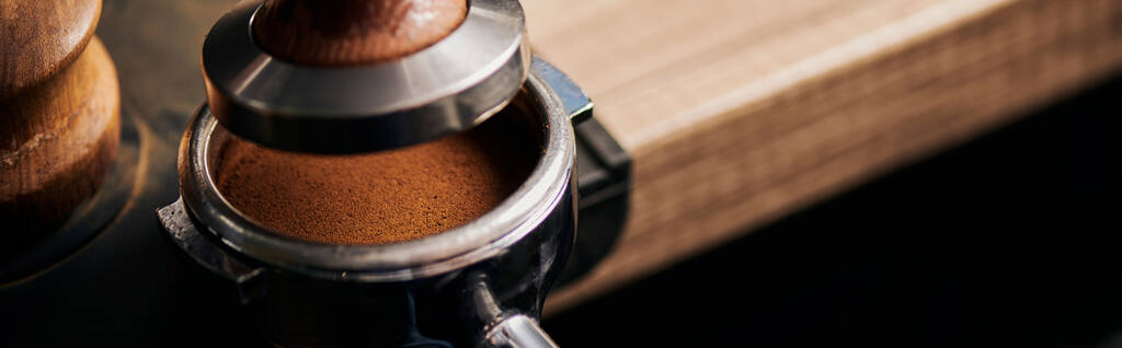 tamper κοντά portafilter με αλεσμένο καφέ, espresso, χειροκίνητο πιεστήριο, αραβική, καφεΐνη, banner  - Φωτογραφία, εικόνα