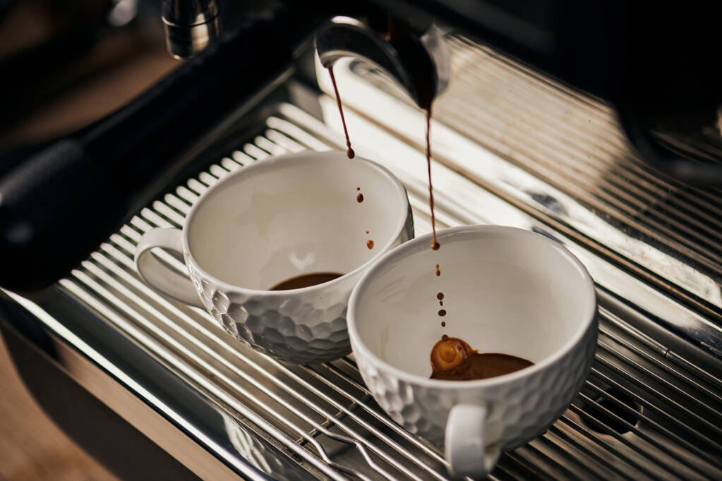 extrakce kávy, horký nápoj, kávovar kapající do šálků, profesionální kávovar, kavárna  - Fotografie, Obrázek