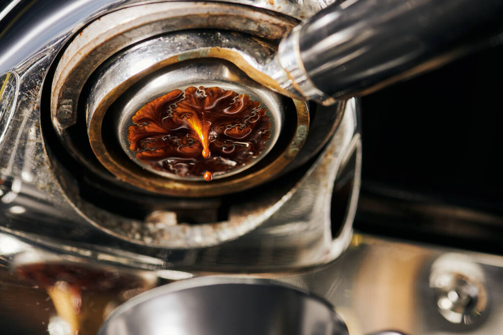 schwarzer Kaffee, Extraktion, heißer Espresso, der in Tasse tropft, professionelle Kaffeemaschine  - Foto, Bild