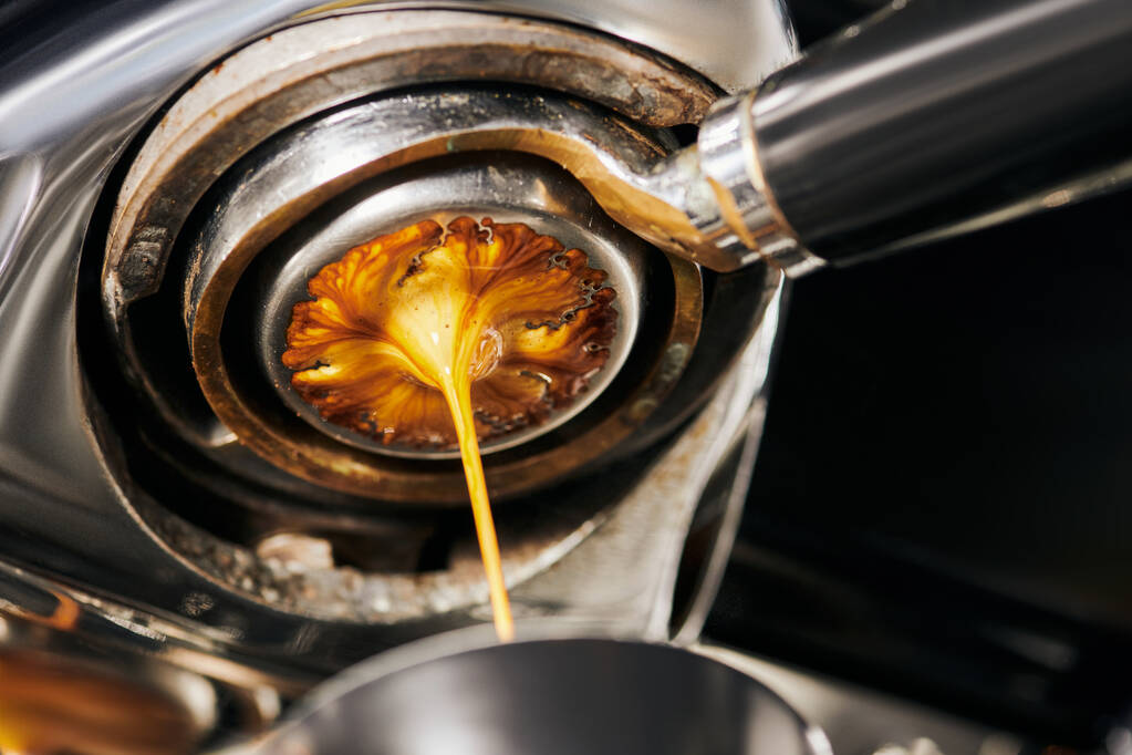 μαύρος καφές, εξαγωγή, φρέσκος espresso στάζει στο κύπελλο, επαγγελματική μηχανή καφέ  - Φωτογραφία, εικόνα