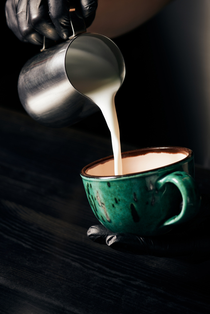 Lateks eldivenli barista cappuccino, taze espresso, latte sanat, sürahi, süt doldurma  - Fotoğraf, Görsel