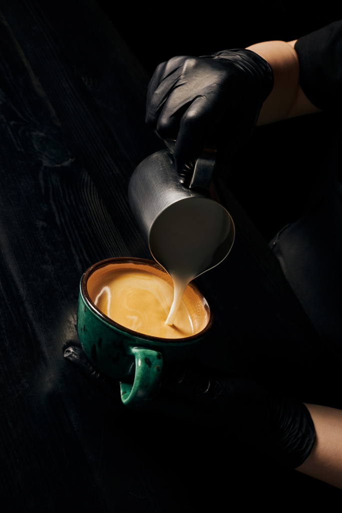 barista προετοιμασία καπουτσίνο, τέχνη latte, στάμνα με γάλα, Κύπελλο με espresso, arabica, ενέργεια  - Φωτογραφία, εικόνα