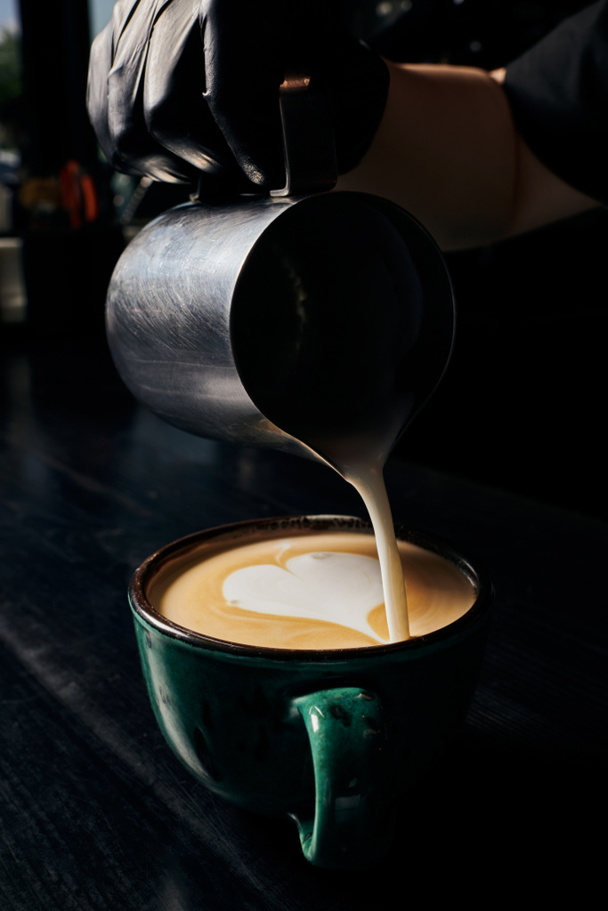 latte art, barista připravuje cappuccino, džbán s mlékem, šálek s espressem, arabica, káva  - Fotografie, Obrázek