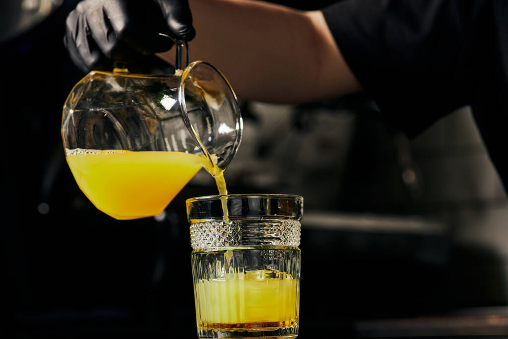 barista preparar bebida bumblebee, suco de laranja e café expresso, bebida fria de verão, refrescante, café  - Foto, Imagem