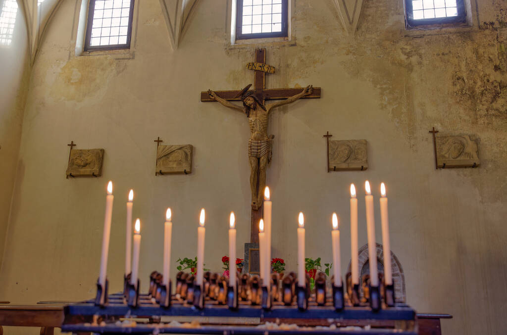 PADUA, İtalya - Nisan 02 2023: Piazza Eremitani 'deki Aziz Philip ve James Kilisesi. - Fotoğraf, Görsel