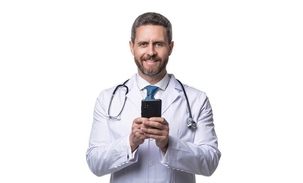 ホワイトに隔離された幸せな医者だ。オンラインスタジオで医師。医師を紹介します。医師の写真をオンラインで携帯電話で. - 写真・画像