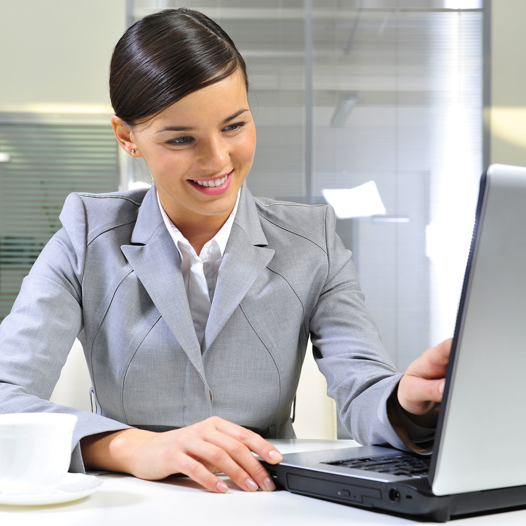 Jeune femme d'affaires sur un ordinateur portable à son bureau
 - Photo, image