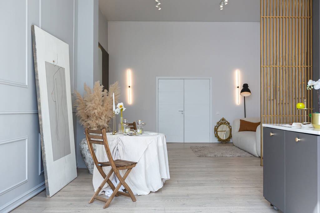 világos, nyitott terű apartman modern kialakítású, világos falak és fapadló egy nappali szobában - Fotó, kép