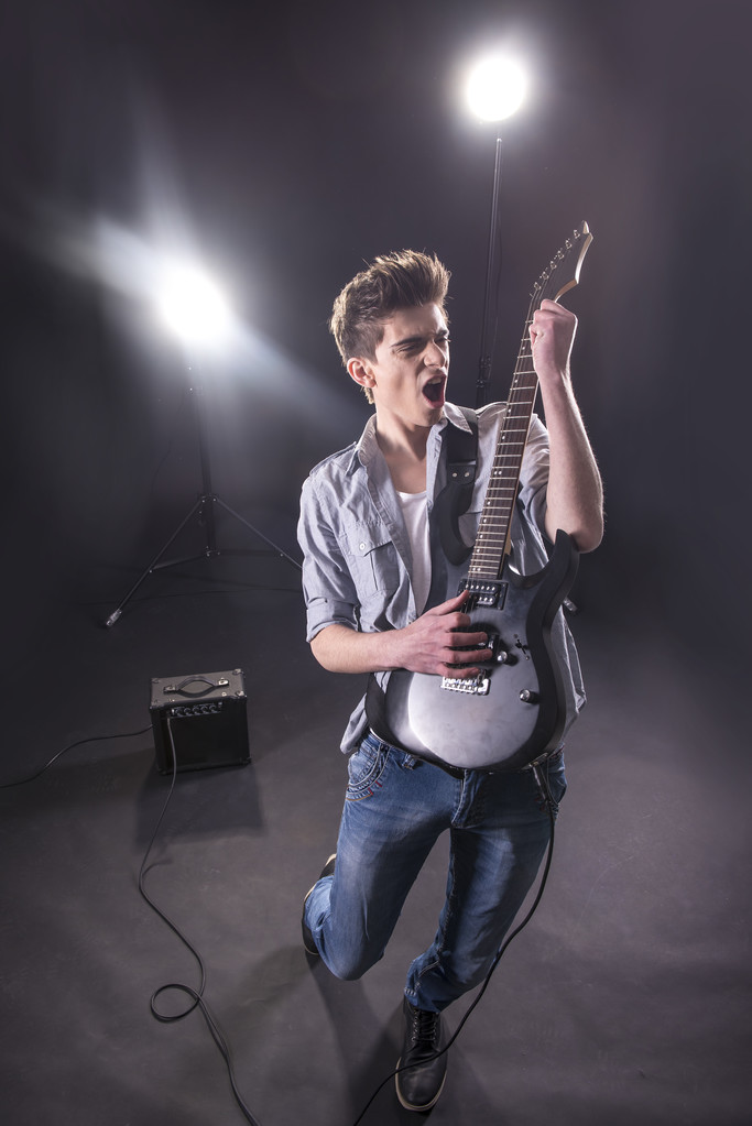 άνθρωπος με κιθάρα - Φωτογραφία, εικόνα