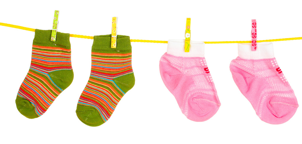 Children's heldere sokken op regel geïsoleerd op wit - Foto, afbeelding