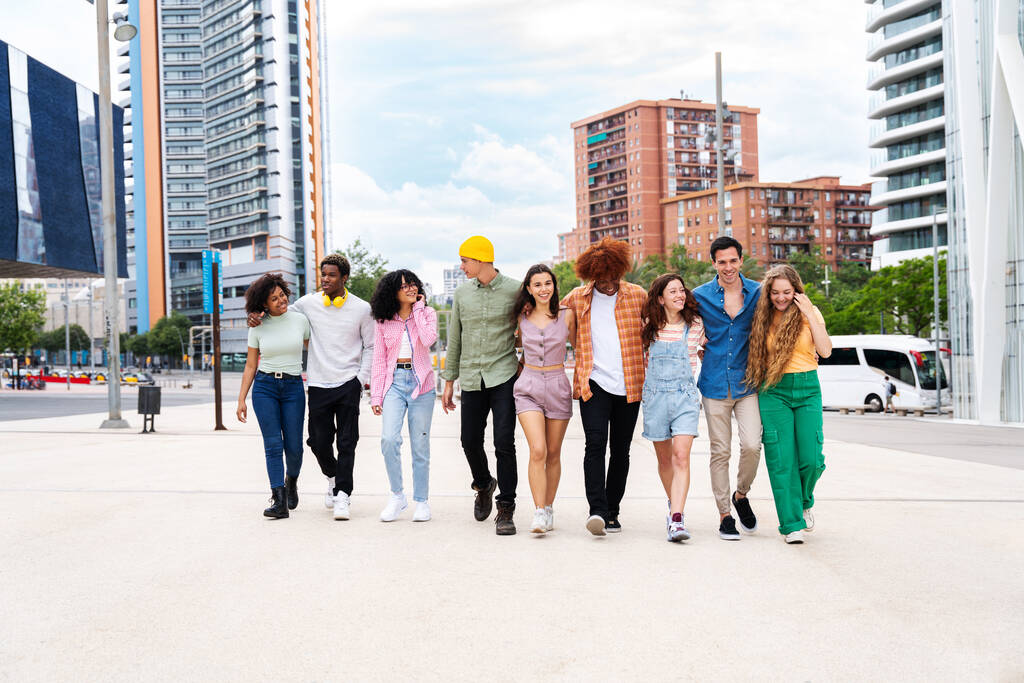 Fröhliche, spielerische multiethnische Gruppe junger Freunde, die sich im Freien verbinden - Millennials-Studenten, die sich in der Stadt treffen, Konzepte von Jugend, Lebensstil, Vielfalt, Teenager und urbanes Leben - Foto, Bild
