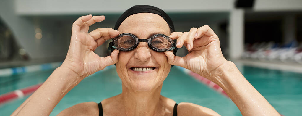 счастливая женщина в купальной шапочке в очках, позитив, бассейн, база отдыха, татуировка, баннер - Фото, изображение