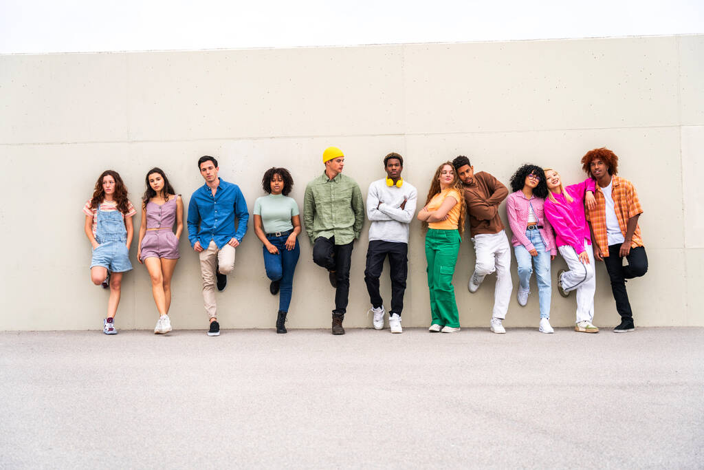 Gelukkige speelse multi-etnische groep van jonge vrienden binding buiten - Multiraciale millennials studenten bijeenkomst in de stad, concepten van jeugd, mensen levensstijl, diversiteit, tiener- en stadsleven - Foto, afbeelding