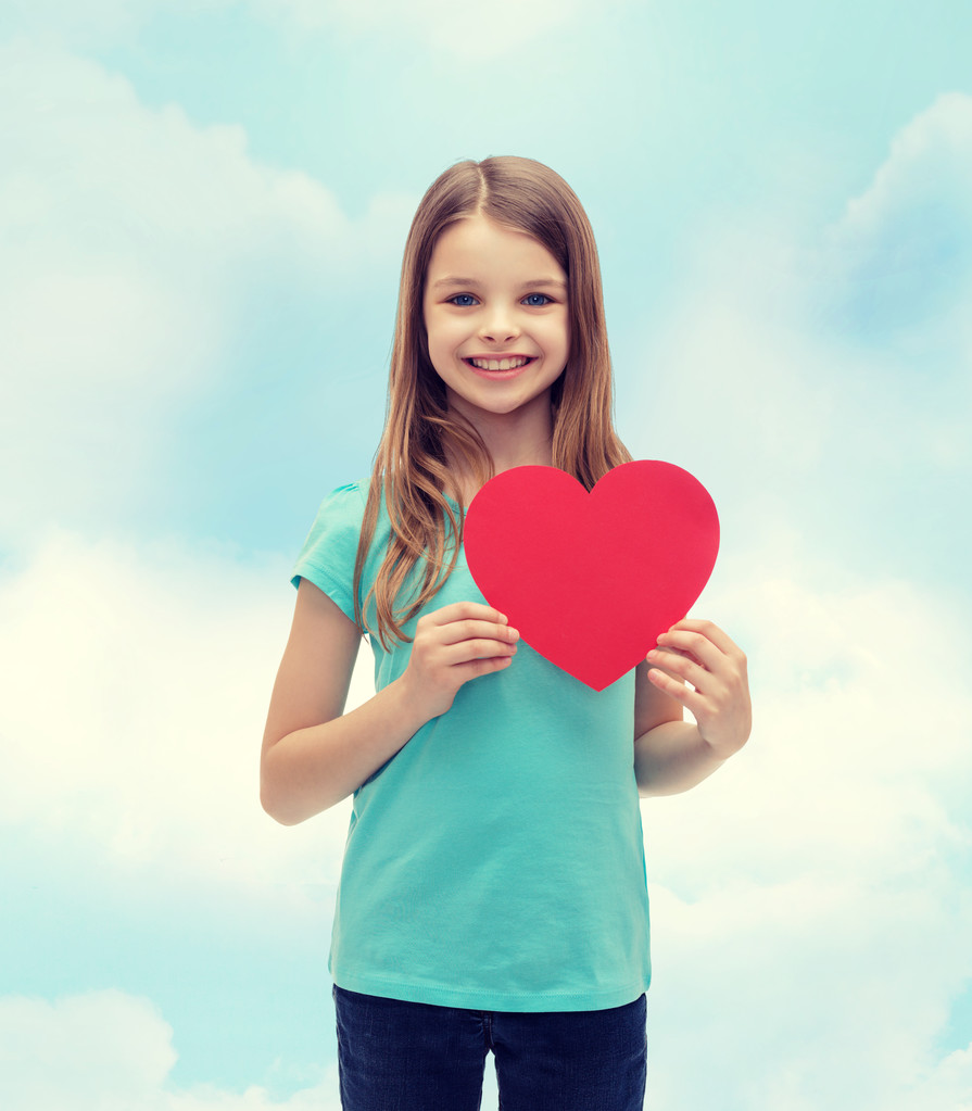 улыбающаяся маленькая девочка с красным сердцем
 - Фото, изображение