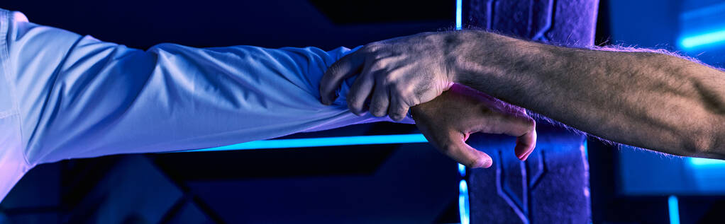 visão parcial da mão de cientista dispositivo inovador segurando no centro de ciência futurista, banner - Foto, Imagem