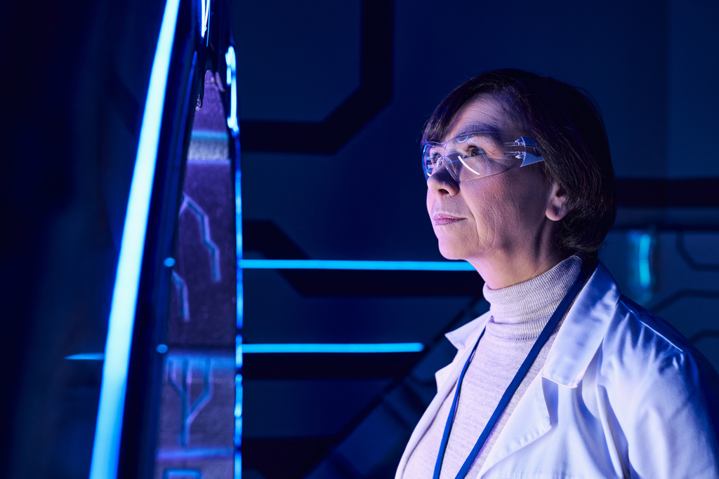 laboratorio futurista, mujer científica de mediana edad en gafas que examinan el equipo experimental - Foto, Imagen