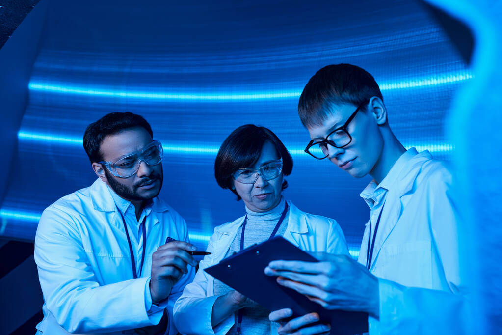 Gelişmiş öğrenme, Hintli bilim adamı Keşif Merkezi 'ndeki genç stajyerin yanındaki panoya işaret ediyor. - Fotoğraf, Görsel