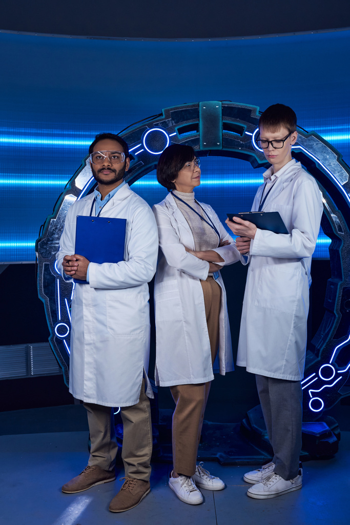 Concept futuriste, équipe scientifique multiethnique avant-gardiste à proximité de nouveaux équipements dans un centre scientifique - Photo, image