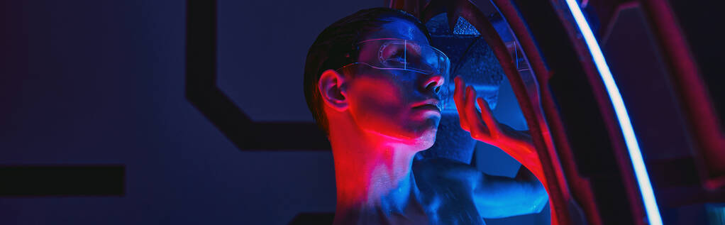 futuristisches Konzept, humanoider Außerirdischer in Brille im innovativen Gerät im wissenschaftlichen Labor, Banner - Foto, Bild