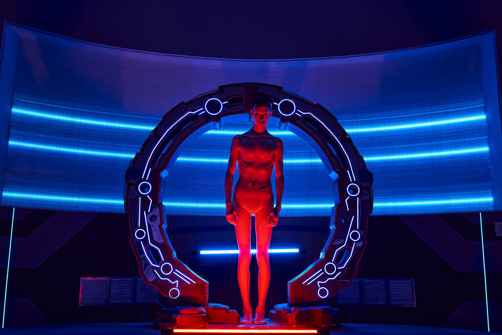 invención científica, humanoide de otro mundo en dispositivo neón-iluminado en laboratorio futurista, longitud completa - Foto, imagen