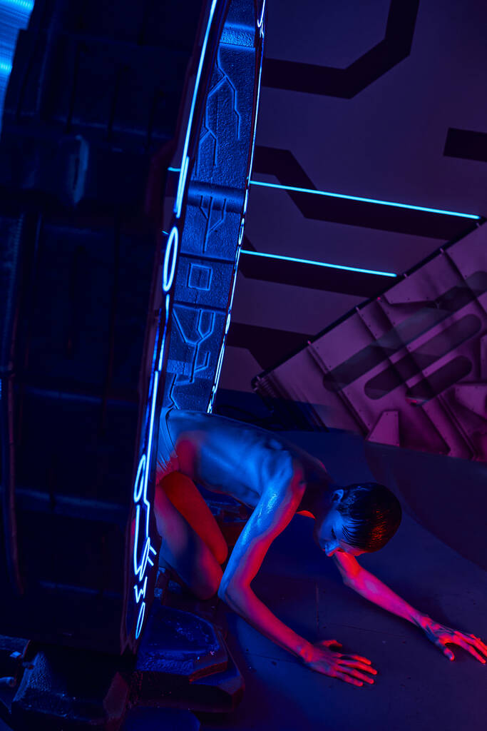fenomen kosmiczny, nieziemski humanoid nieznany w futurystycznym laboratorium oświetlonym neonem - Zdjęcie, obraz
