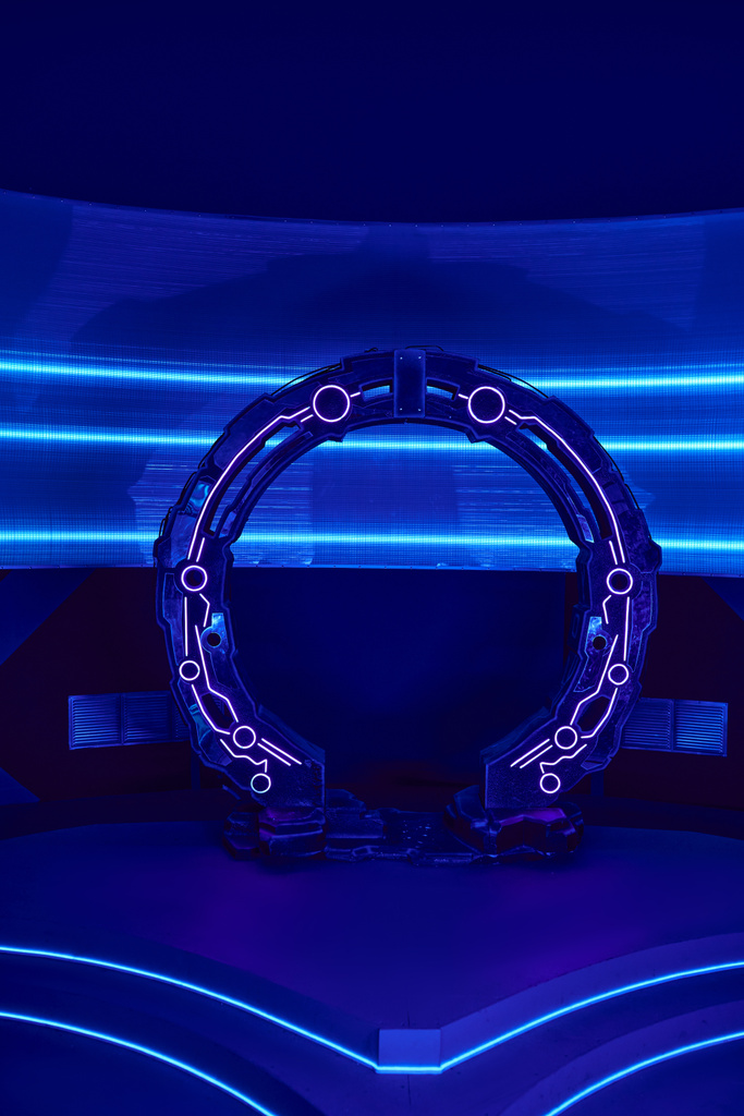 futuristische Technologien, bogenförmiges neonbeleuchtetes Gerät im Zentrum für wissenschaftliche Innovation - Foto, Bild