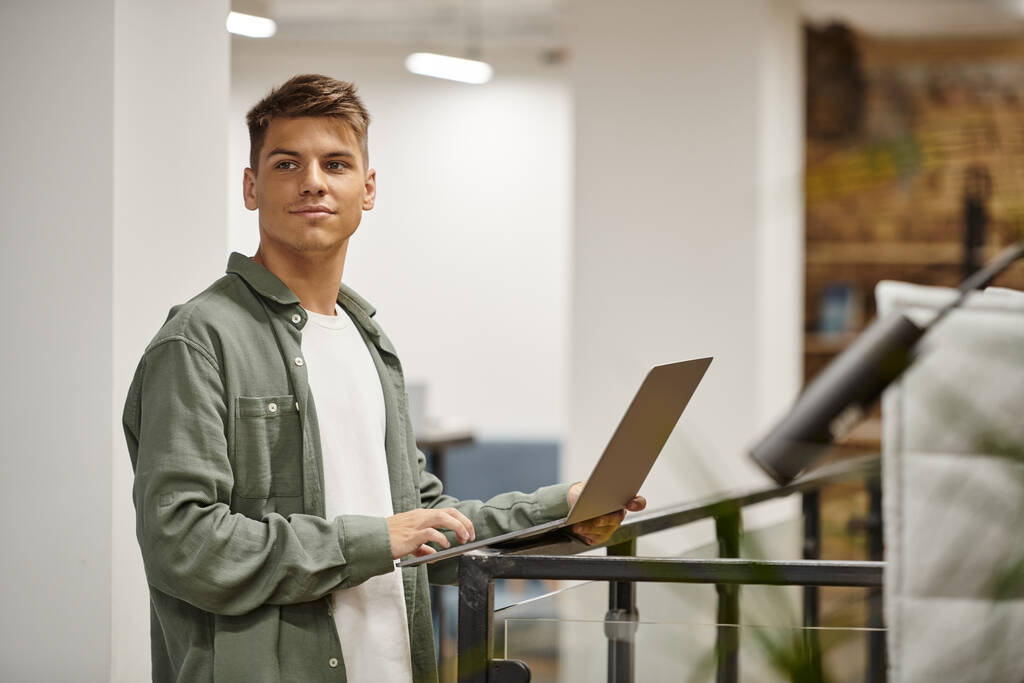 молодий бізнесмен використовує ноутбук, коворкінг, сучасний офіс, покоління z, стартап, проект планування - Фото, зображення