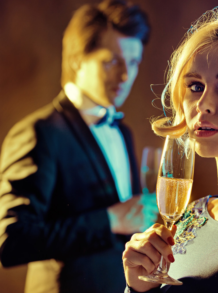Buen tiro de una pareja bebiendo el champán
 - Foto, imagen