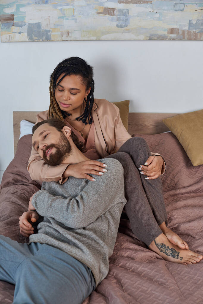 futuros padres, felicidad, mujer afroamericana embarazada abrazando marido en el dormitorio, amor, vínculo - Foto, Imagen