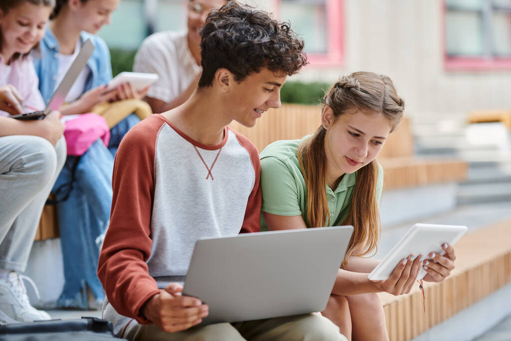 zpět do školy, teen dívka ukazuje digitální tablet šťastný chlapec, rozmanitost, učitel a studenti, rozmazání - Fotografie, Obrázek