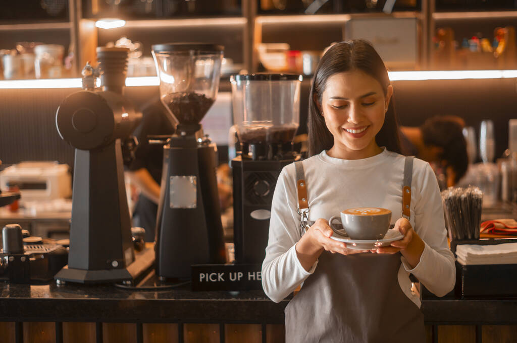 Latte τέχνη σε barista χέρι έτοιμο να πιει στη σύγχρονη καφετέρια - Φωτογραφία, εικόνα